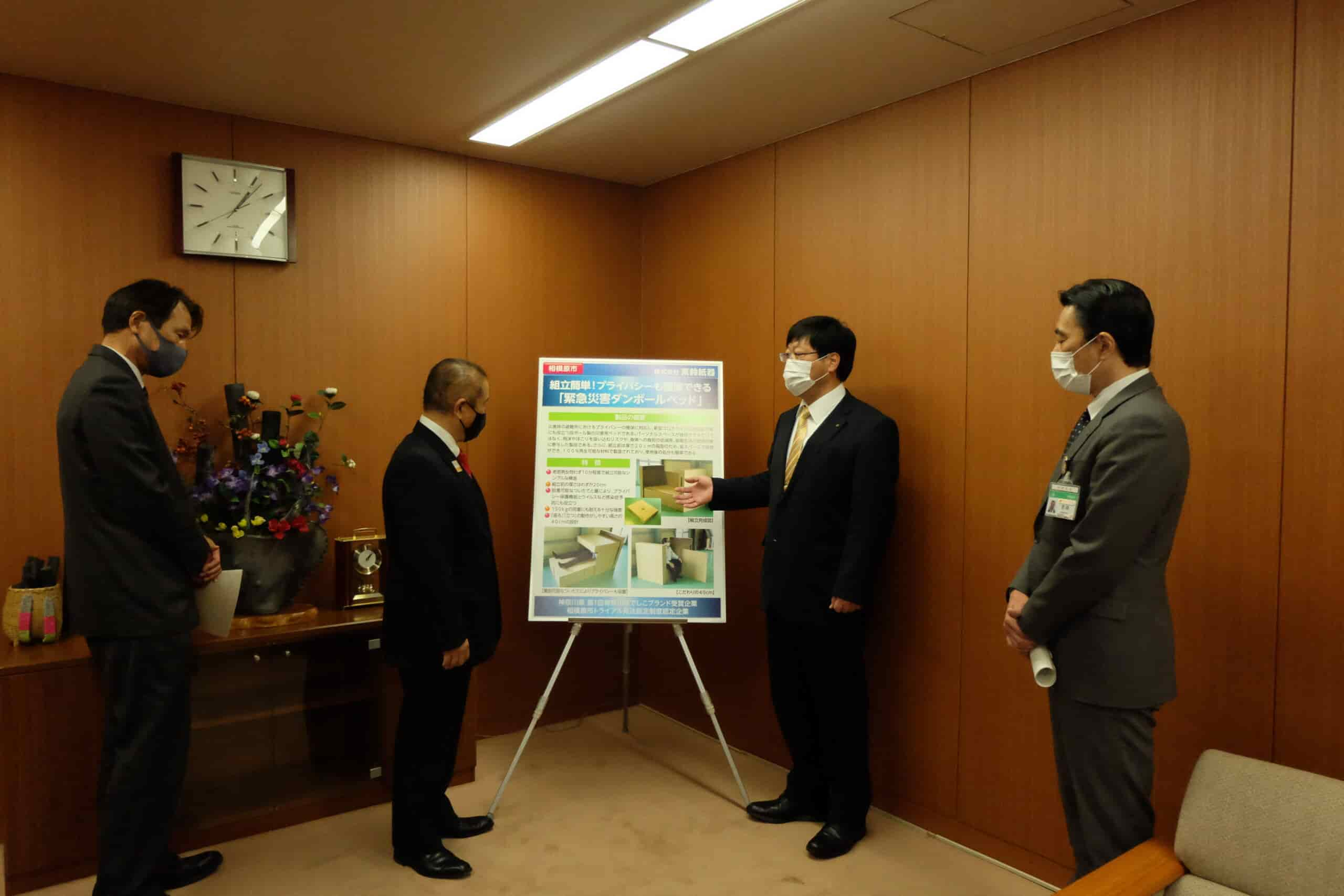 もとむら市長より東鈴紙器が表彰を受けました