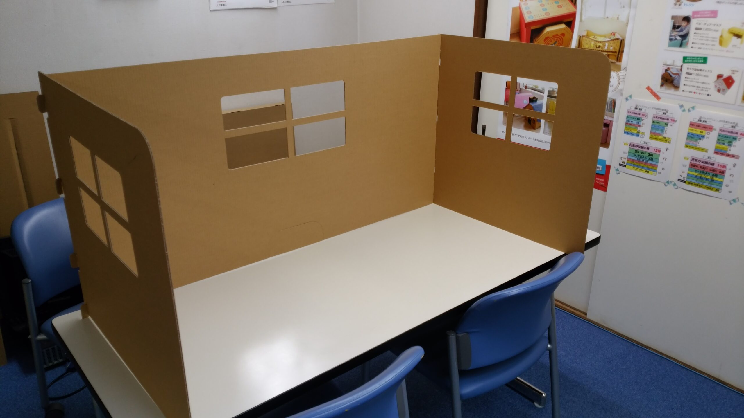 窓付きパーテーション