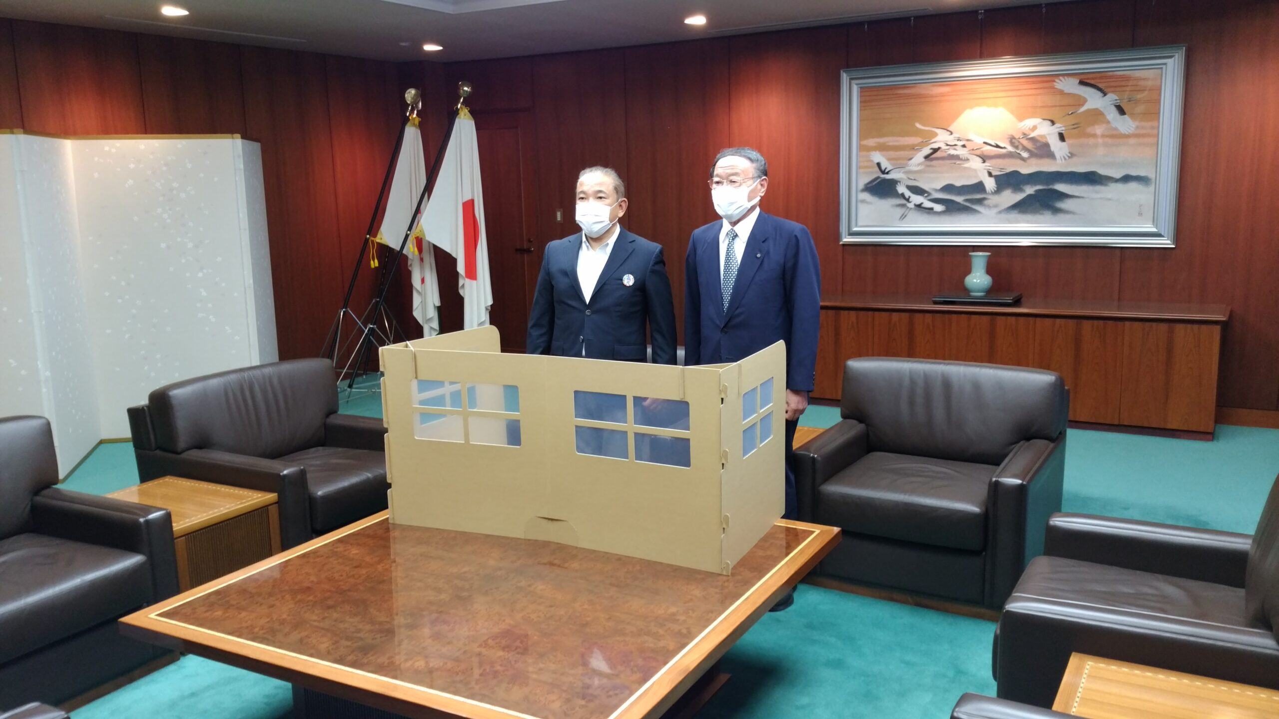 弊社会長が、本村市長を訪問しパーテーションの寄贈をしました